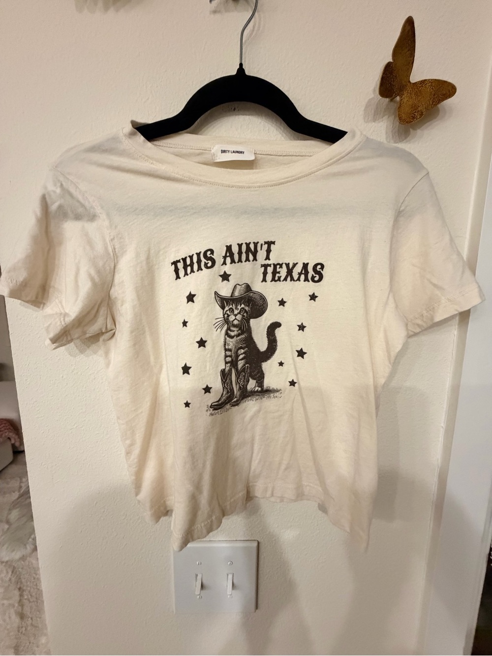 Dirty Laundry Cream Cat Graphic Tee with 'This Ain't Texas' like size small